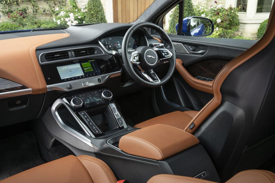 Интерьер Jaguar I-Pace EV400 AWD S 2018 года  (UK) (фото 19 из 40)